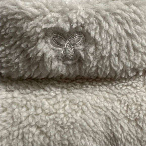Aritzia TNA mega puff ivory Sherpa xxs like new - Picture 5 of 5